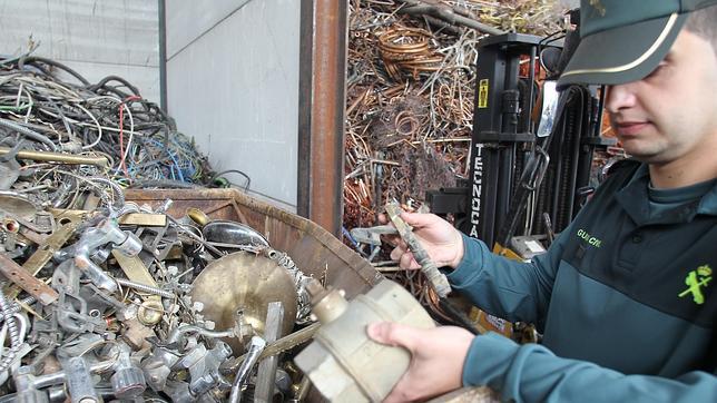 Los agentes inspeccionan una planta de recuperación para comprobar el origen del cobre y las tuberías de riego