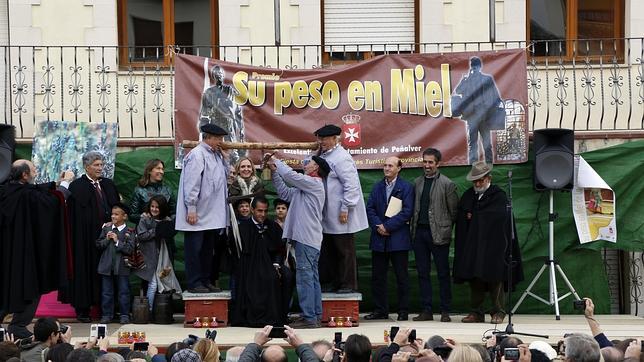 El torero Iván Fandiño recibe su peso en miel, 80 kilos