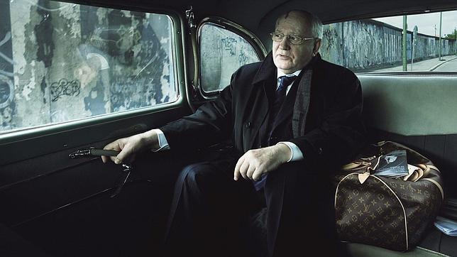 Gorbachov recorre en coche el Muro de Berlín para una campaña publicitaria