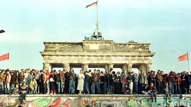 El Muro de Berlín, invadido por alemanes de uno y otro lado junto a la Puerta de Brandenburgo el 9 de noviembre de 1989