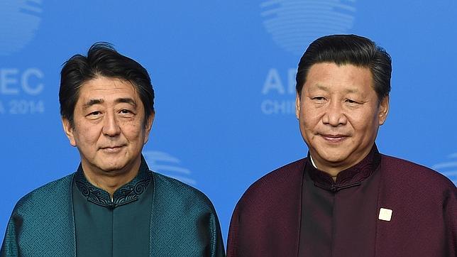 Los líderes japonés, Abe, y chino, Xi Jinping, hoy en la cumbre de la APEC en Pekín