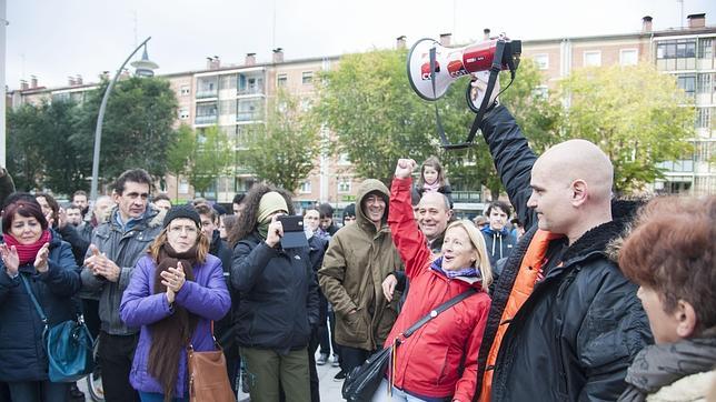 Cincuenta personas se concentran en la plaza de toros de Burgos para paralizar las obras