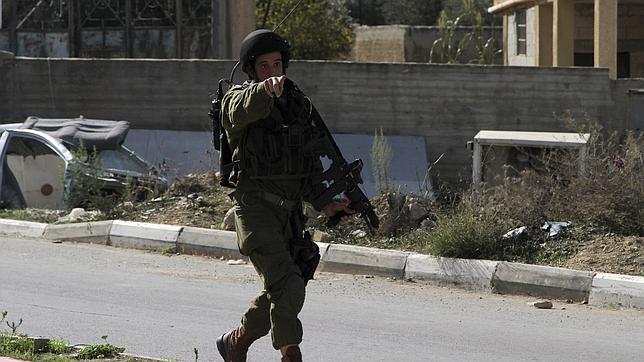 Un soldado israelí patrulla una calle durante enfrentamientos con manifestantes palestinos