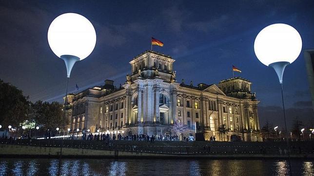 Los globos de luz instalados este fin de semana en el trazado del antiguo muro de Berlín (en la foto, junto al Reichstagen)