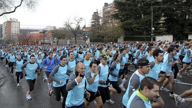 Los corredores de la ediciónpopular con la camiseta oficial
