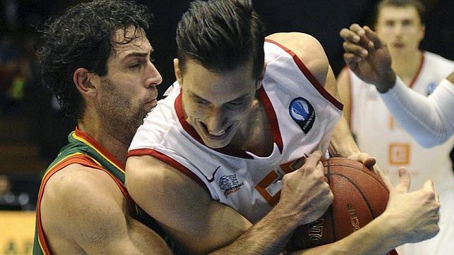 El escolta del Baloncesto Sevilla Berni Rodríguez lucha con el checo Tomas Pomikalek