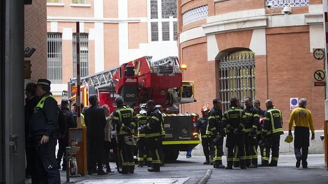 Funcionarios del Cuerpo de Bomberos, en una reciente actuación en la capital