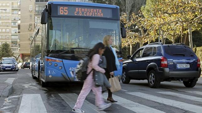 Un autobús de la EMT circulando por una calle madrileña