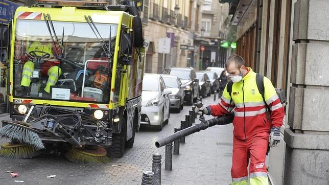 Operarios del SELUR limpiando una calle de Madrid