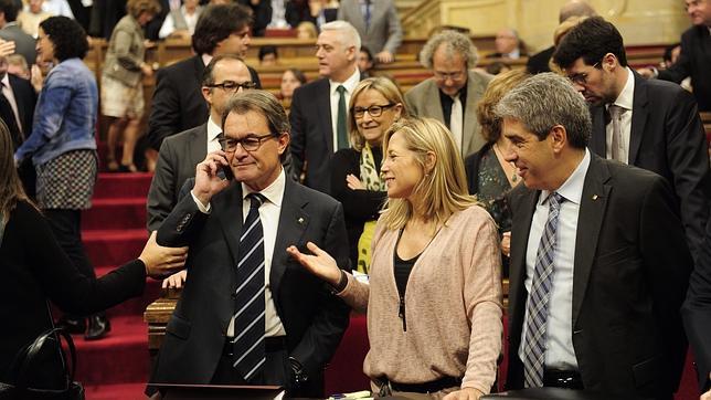 Artur Mas, junto a Joana Ortega y Francesc Homs en el Parlament