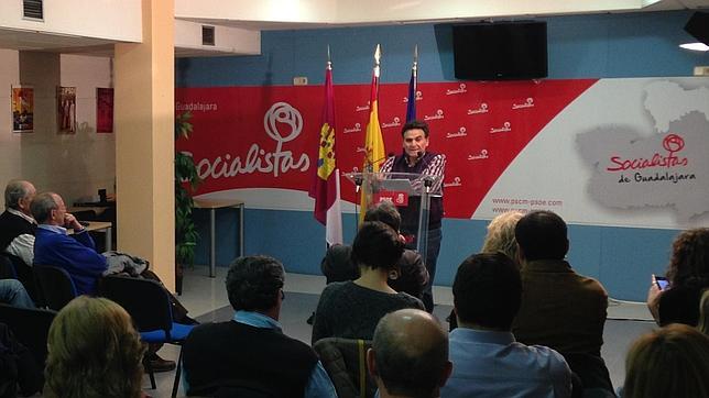 El candidato a las primarias del PSOE, Palacios, ante medio centenar de militantes socialistas