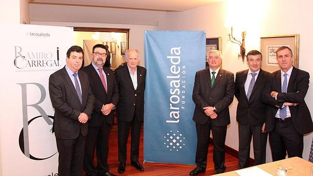 Jurado del premio Ramiro Carregal–Fundación La Rosaleda. De izquierda a derecha, Manuel Freire-Garabal, catedrático de la USC; Juan Gestal, decano de Medicina de la USC; Ramiro Carregal, presidente de Frinsa; Juan Viaño, rector de la USC; Rafael López, presidente ejecutivo del Premio, y Antonio Couto, de la secretaría técnica