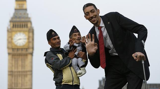 El hombre más alto y el más bajo del mundo, juntos por primera vez