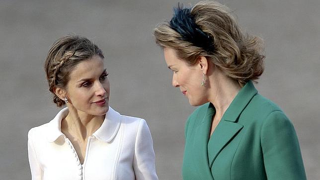 La primera Reina sin sangre real de la Monarquía española se estrena con prudencia