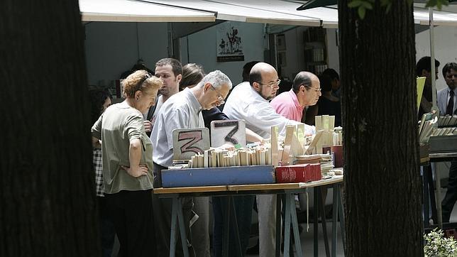 Clientes curioseando en un puesto de la Cuesta de Moyano