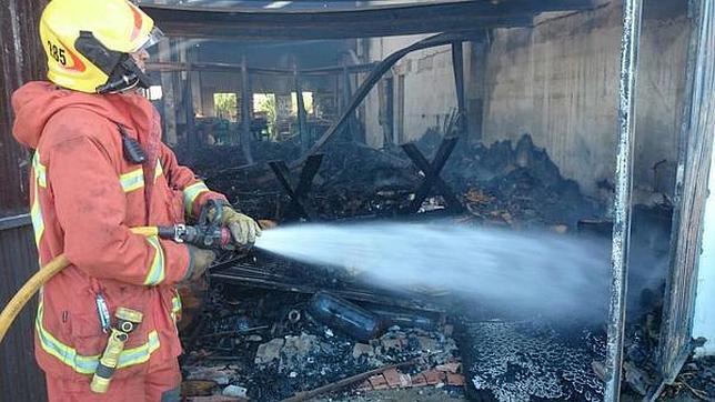 Un incendio arrasa una nave industrial en Algemesí