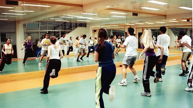 Clase de aerobic en una instalación deportiva municipal
