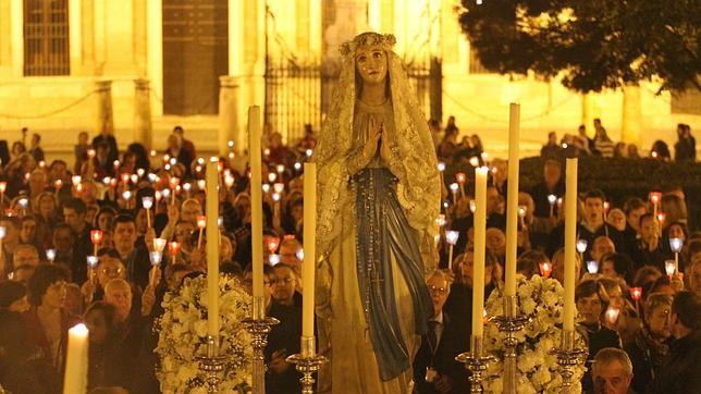 La Virgen de Lourdes, camino de Las Teresas en rosario de antorchas