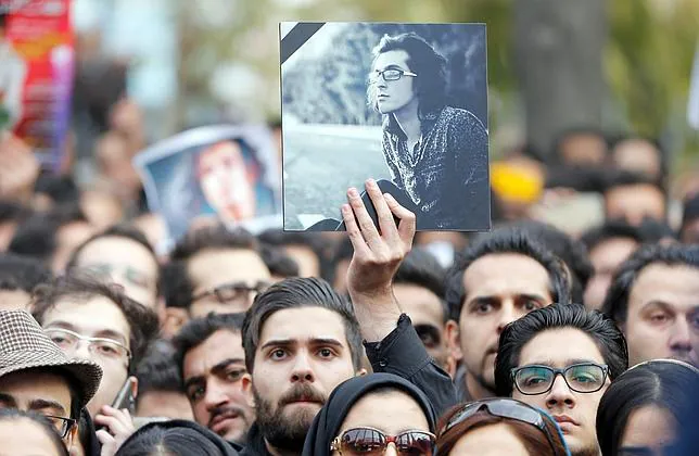 El funeral de un artista pop iraní reune a los críticos con el régimen y a los sectores más tradicionales