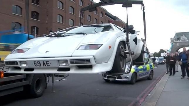 La grúa se lleva un Lamborghini de 315.000 euros abandonado en Londres