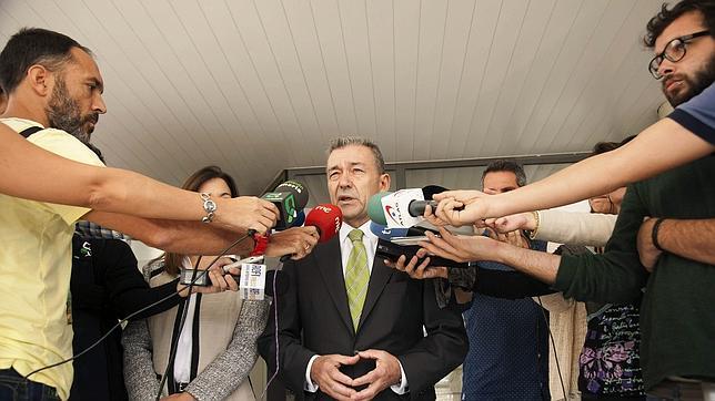 El presidente canario, Paulino Rivero, en la entrada del hospital Doctor Negrín de Gran Canaria