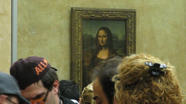 La Gioconda ante la mirada atenta de los visitantes del Louvre
