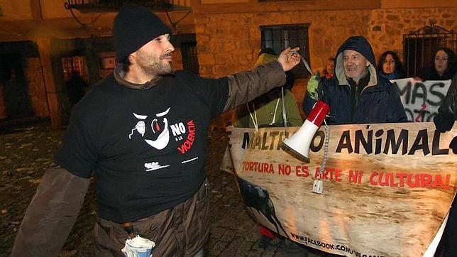 Los antitaurinos boicotean la fiesta del Toro Jubilo en Medinaceli