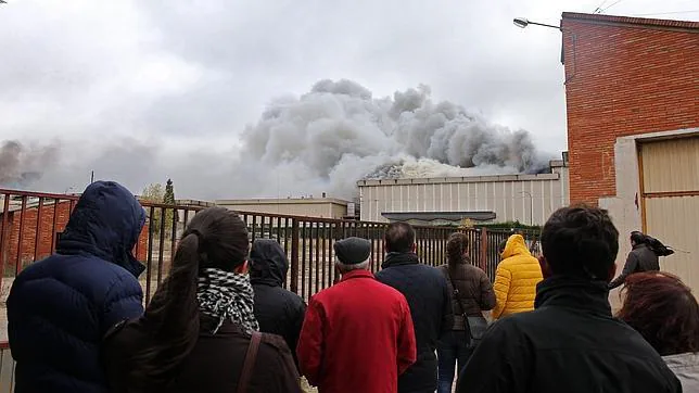 Trabajadores de la fábrica contemplaron el alcance de las llamas y la espectacular humareda