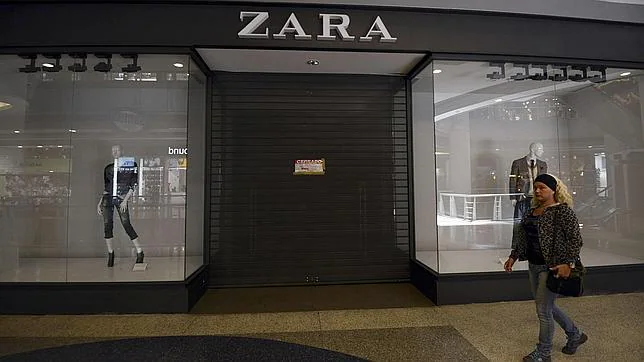 Tienda de ropa de Zara cerrada en un centro comercial de Caracas