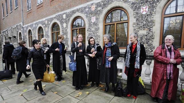 La Iglesia Anglicana aprueba por amplia mayoría que las mujeres puedan ser obispos