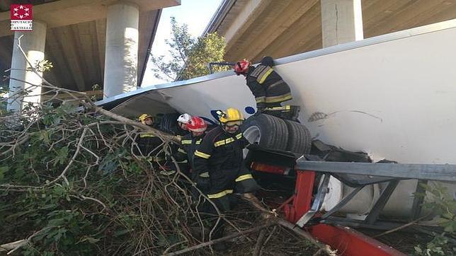 Imagen del camión accidentado este domingo en Castellón