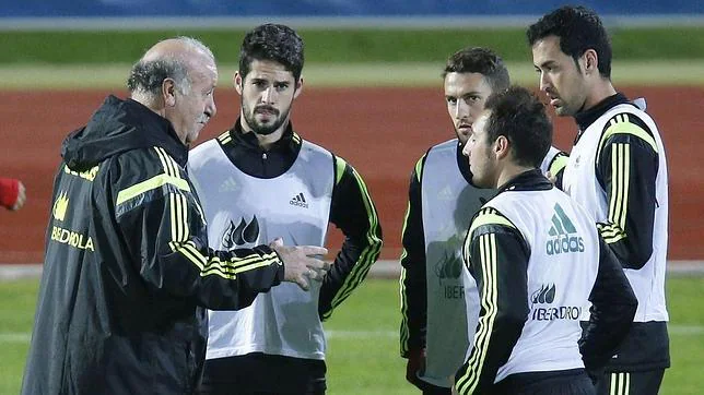 Del Bosque habla con sus futbolistas en un entrenamiento