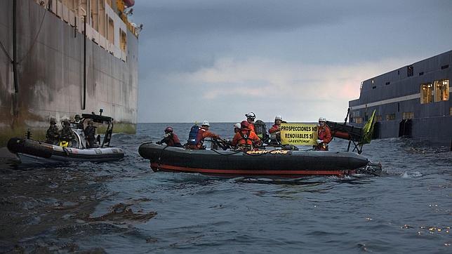 Los activistas de Greenpeace junto al «Rowan Renaissance» y la patrullera de la Armada