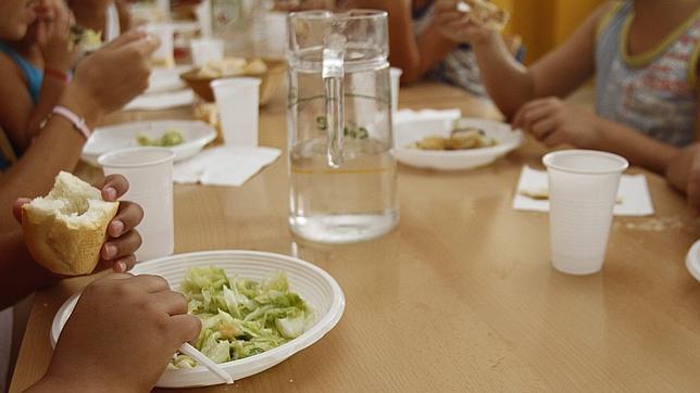 Casi el 15 % de los niños en Barcelona tiene beca de comedor