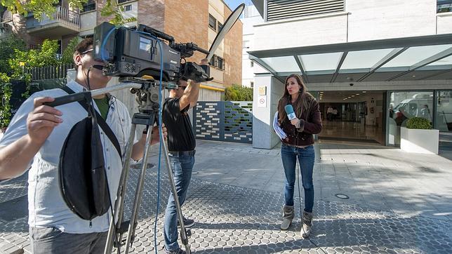 Los medios «cercan» la clínica donde está ingresada la Duquesa de Alba