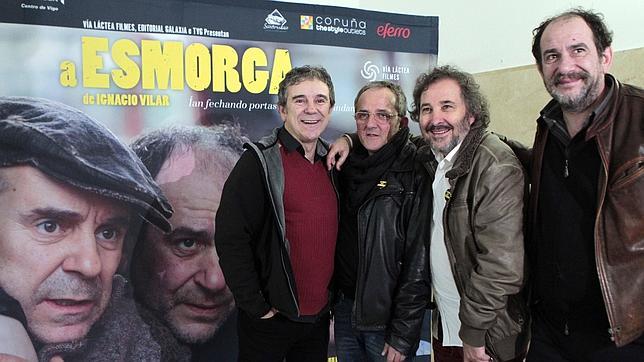 Los protagonistas y el director de «A Esmorga» durante su presentación en Santiago