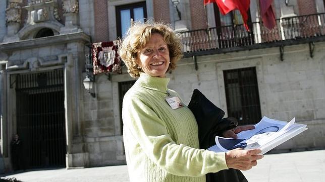 Una guía turística en la plaza de la Villa de Madrid, donde estuvo emplazado el Consistorio anteriormente