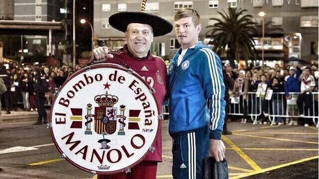 Toni Kroos, feliz con Manolo el del Bombo