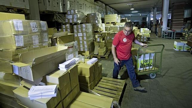 Un hombre ordena las cajas para cargarlas en el camión en un almacén