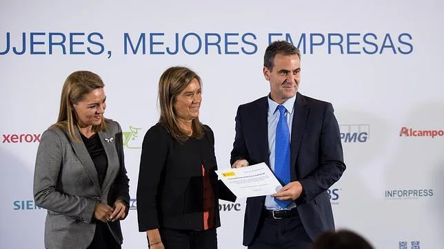 El Director General de Aguas de Alicante, Joaquín Marco, junto a la Ministra, Ana Mato
