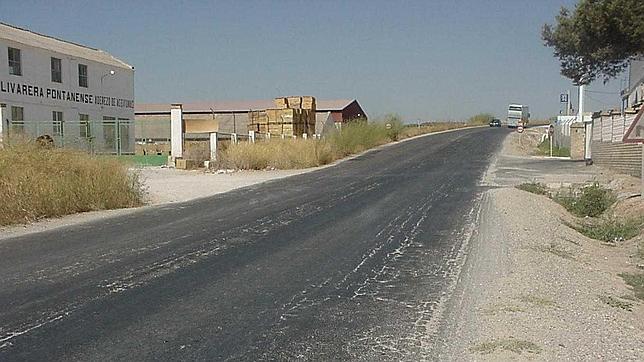 Colocan tres rocas en un camino para asaltar a un empresario