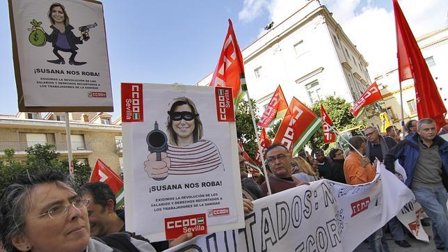 Una reciente protesta de CC.OO. con pancartas contra la presidenta de la Junta de Andalucía, Susana Díaz