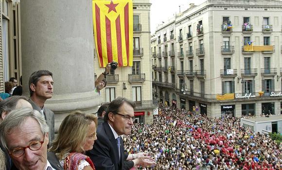 Batería de iniciativas contra el alcalde de Barcelona por la consulta del 9-N