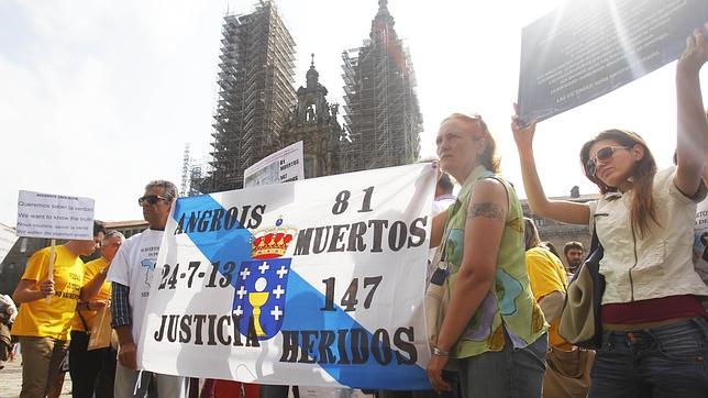Las víctimas del Alvia se manifestaron en la Plaza del Obradoiro en el aniversario del accidente