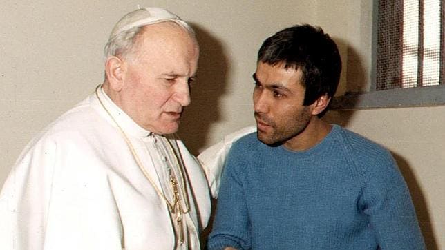 Imagen de archivo tomada en diciembrede 1983 que muestra al papa Juan Pablo II (i) visitando a Ali Agca, enla prisión de Coeli en Roma, Italia