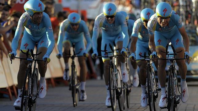 El equipo Astana en una crono de la Vuelta 2013