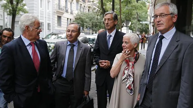Un grupo de fiscales catalanes tras una reunión con Torres-Dulce