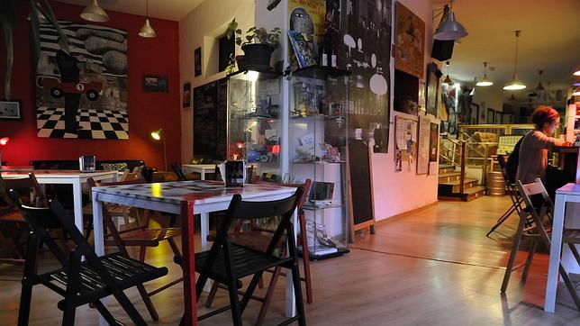 La Libro-Taberna Internacional está situada en pleno Casco Histórico, detrás del Ayuntamiento