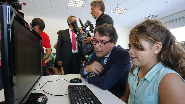 El presidente de la Comunidad, Ignacio González, con una alumna en un aula de informática