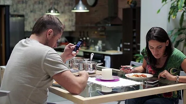El 80% de los españoles con smartphone no se separa de él para comer
